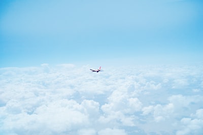 飞行的飞机上面的云
